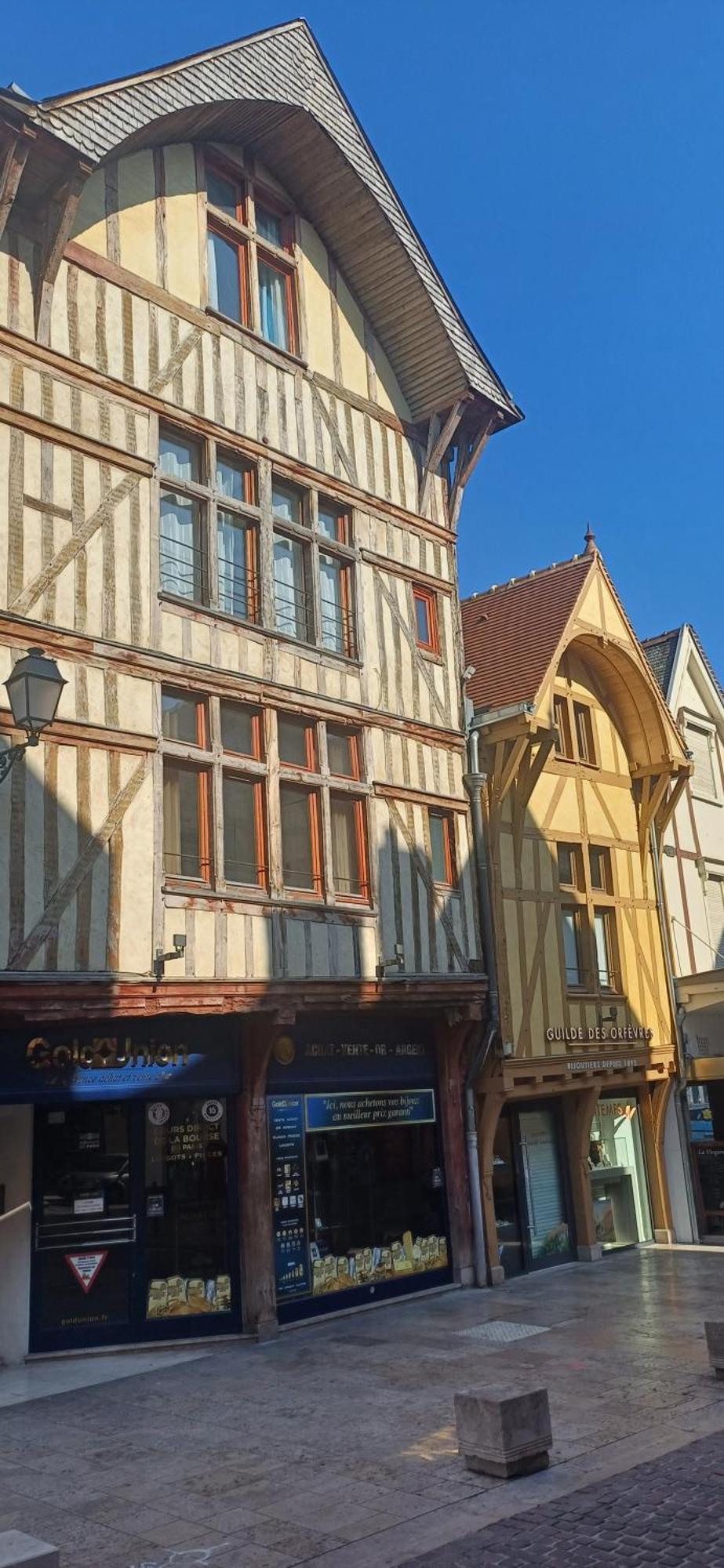Apartment Authentique 2 Chambres, Hyper Centre, French Corner Troyes